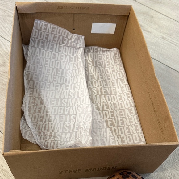 Steve Madden Leopard Print Sneakers with Red Lining - Picture 7 of 7